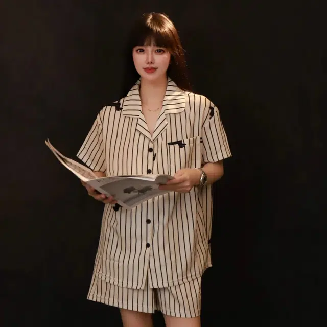 夏芬妍 休闲条纹腊肠狗冰丝翻领舒适亲肤宽松凉感短袖三件套时尚简约带胸垫可外穿家居服睡衣套装 女款