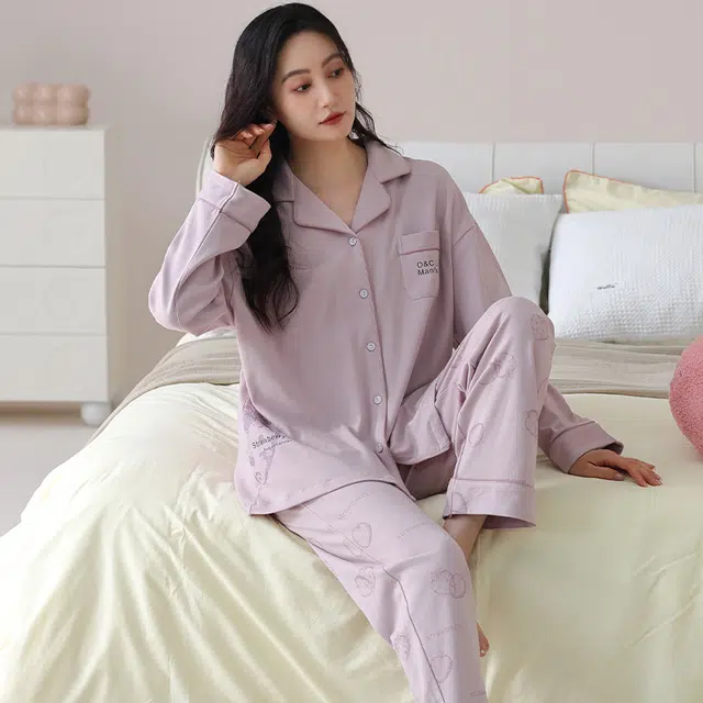 夏芬妍 休闲舒适简约高级感草莓字母印花经典翻领开衫家居服宽松柔软亲肤长袖长裤可外穿睡衣套装 女款 紫色