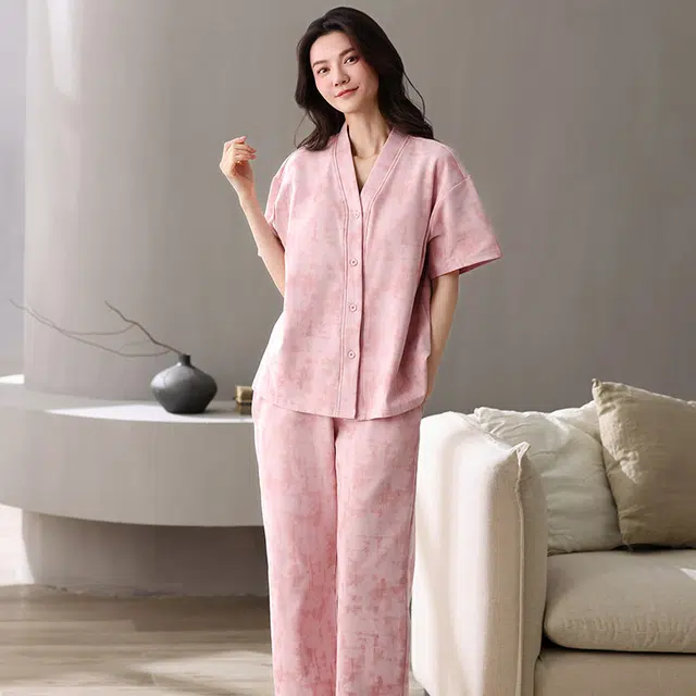 夏芬妍 时尚简约亲肤扎染风纯棉带胸垫开衫家居服舒适休闲短袖和服三件套可外穿睡衣套装 女款 粉色