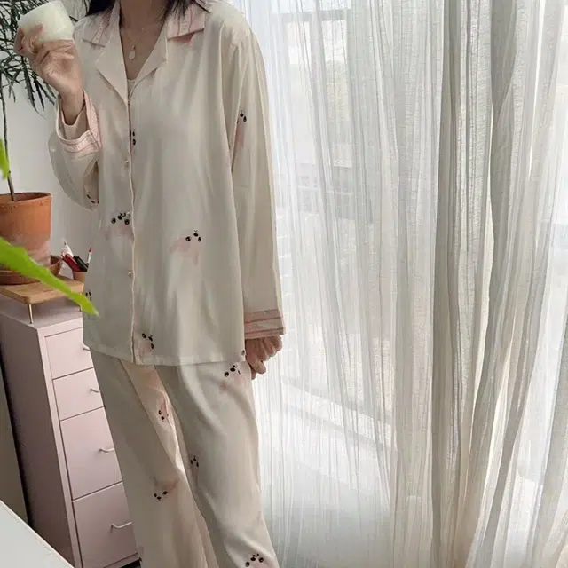 夏芬妍 简约休闲高级感法斗冰丝翻领带胸垫家居服舒适亲肤宽松长袖长裤可外穿睡衣套装 女款 杏色