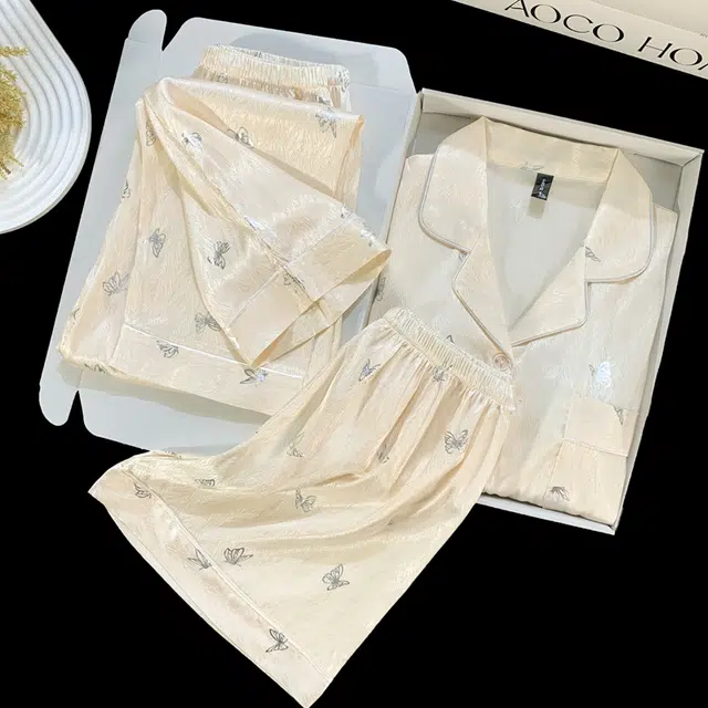夏芬妍 简约休闲高级感蝴蝶冰丝翻领带胸垫家居服舒适亲肤宽松短袖三件套可外穿睡衣套装 女款 杏色