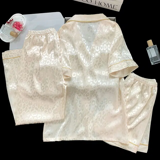 夏芬妍 简约休闲高级感豹纹冰丝翻领带胸垫家居服舒适亲肤宽松短袖三件套可外穿睡衣套装 女款 杏色