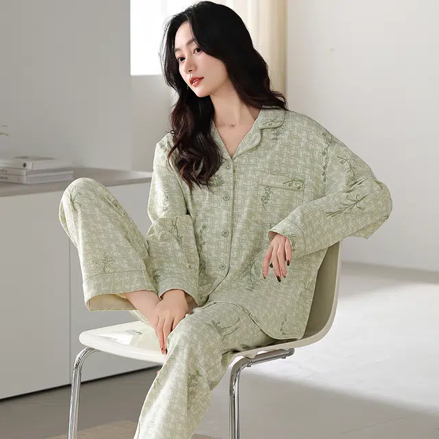夏芬妍 休闲舒适简约高级感花卉千鸟格满印经典翻领开衫家居服宽松柔软亲肤长袖长裤可外穿睡衣套装 女款 浅绿色