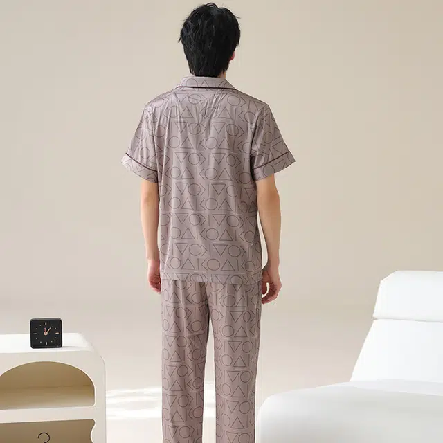 夏芬妍 简约轻柔丝滑微凉感几何图形冰丝翻领开衫家居服亲肤宽松舒适休闲短袖长裤可外穿睡衣套装 男款 棕色