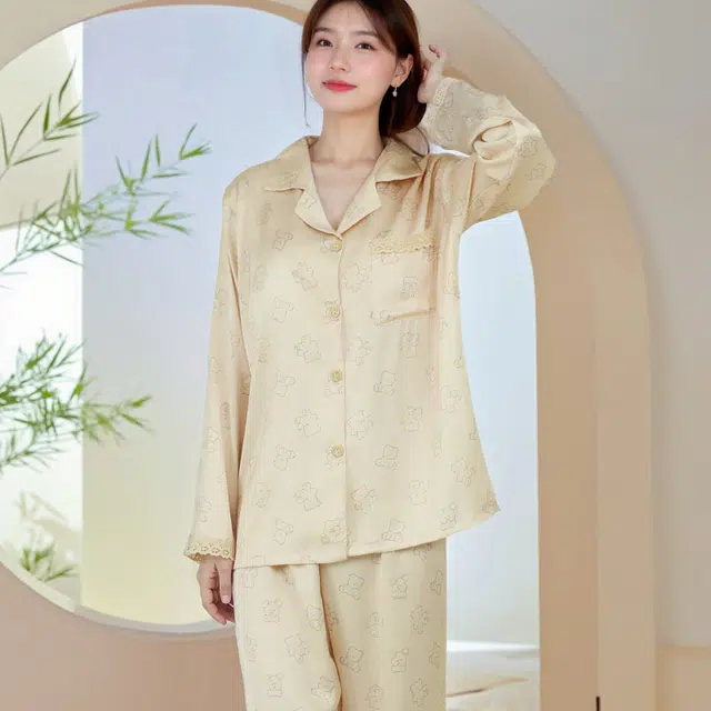 夏芬妍 时尚甜美小熊提花冰丝带胸垫翻领家居服简约休闲舒适亲肤宽松长袖长裤可外穿睡衣套装 女款 卡其色