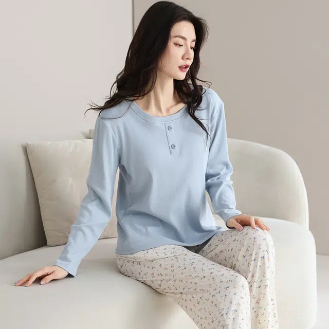 夏芬妍 时尚简约亲肤纽扣碎花纯棉螺纹带胸垫圆领套头家居服舒适休闲长袖长裤可外穿春秋款睡衣套装 女款 蓝白色