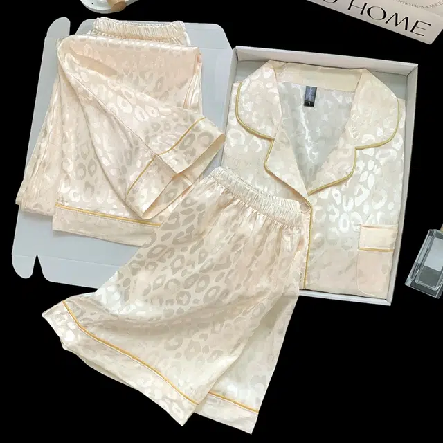 夏芬妍 简约休闲高级感豹纹冰丝翻领带胸垫家居服舒适亲肤宽松短袖三件套可外穿睡衣套装 女款 杏色