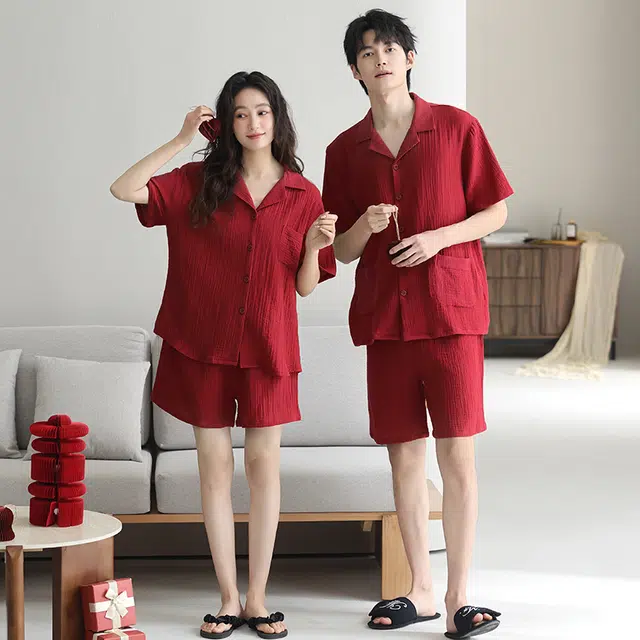夏芬妍 休闲舒适纯色双层纱婴儿棉翻领开衫家居服柔软亲肤可外穿短袖短裤睡衣套装 男女同款 红色