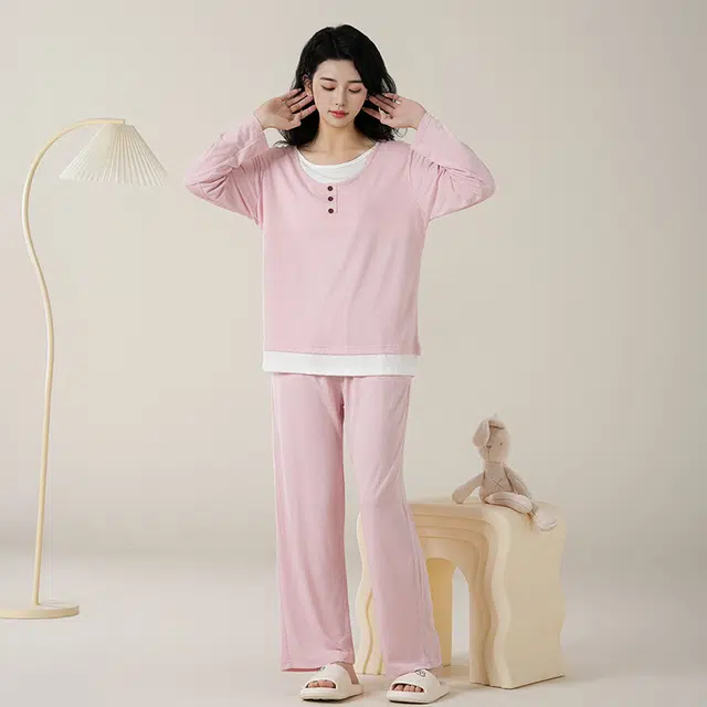 夏芬妍 简约柔软舒适透气亲肤纯色假两件圆领纽扣家居服休闲宽松长袖长裤带胸垫可外穿睡衣套装 女款 粉色