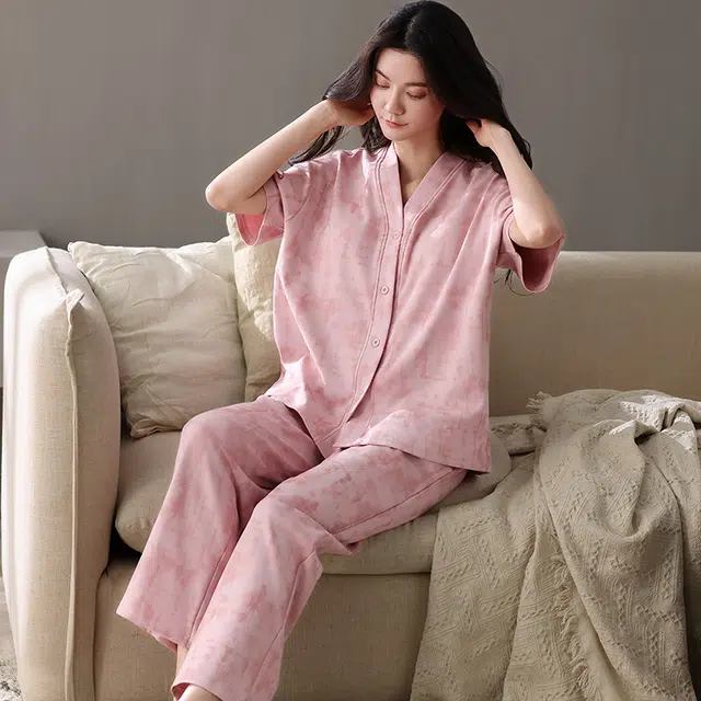 夏芬妍 时尚简约亲肤扎染风纯棉带胸垫开衫家居服舒适休闲短袖和服三件套可外穿睡衣套装 女款 粉色