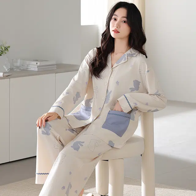 夏芬妍 休闲舒适简约高级感兔子花朵贴袋经典翻领开衫家居服宽松柔软亲肤长袖长裤可外穿睡衣套装 女款 杏色