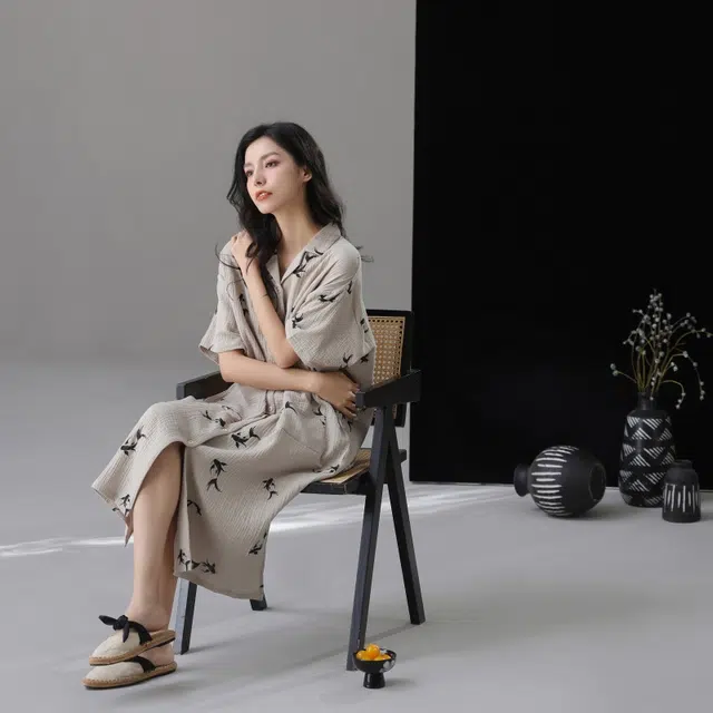 夏芬妍 时尚轻盈舒适柔软侘寂风金鱼满印圆领婴儿棉双层纱睡衣家居服休闲亲肤宽松长袖可外穿睡裙 女款 灰色