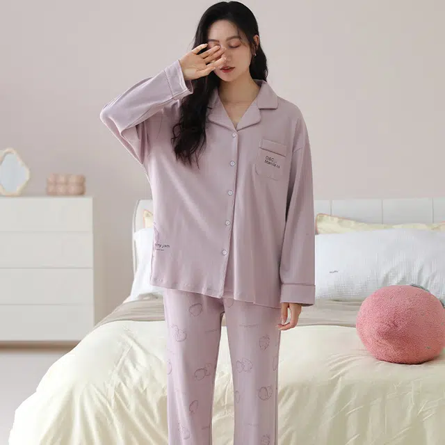 夏芬妍 休闲舒适简约高级感草莓字母印花经典翻领开衫家居服宽松柔软亲肤长袖长裤可外穿睡衣套装 女款 紫色