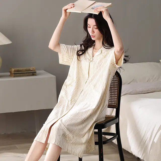 夏芬妍 简约亲肤条纹竹叶开衫舒适休闲翻领时尚可外穿短袖睡裙 女款 杏色