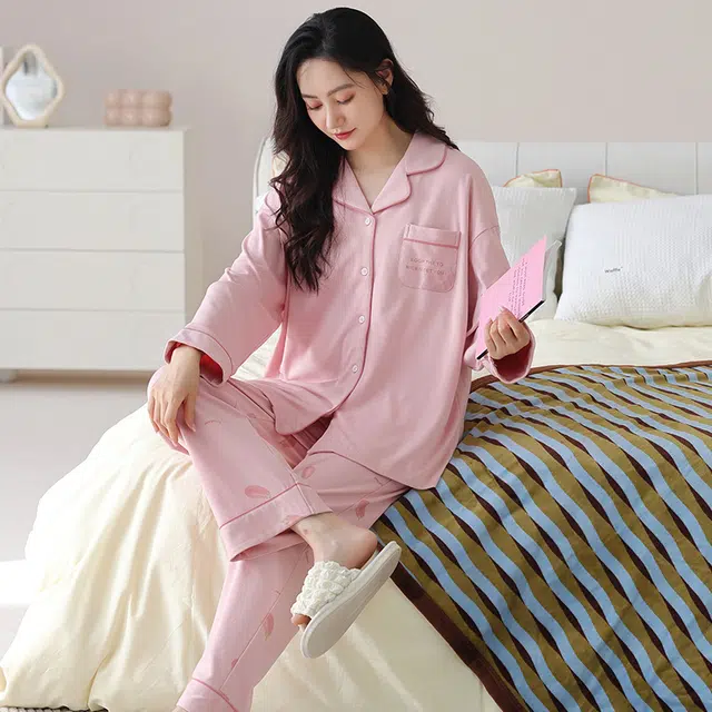夏芬妍 休闲舒适简约高级感茄子字母印花经典翻领开衫家居服宽松柔软亲肤长袖长裤可外穿睡衣套装 女款 粉色