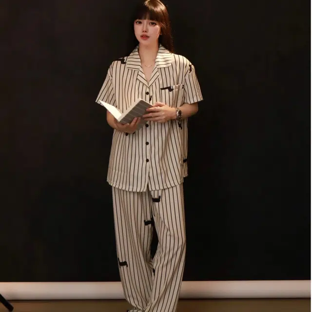 夏芬妍 休闲条纹腊肠狗冰丝翻领舒适亲肤宽松凉感短袖三件套时尚简约带胸垫可外穿家居服睡衣套装 女款