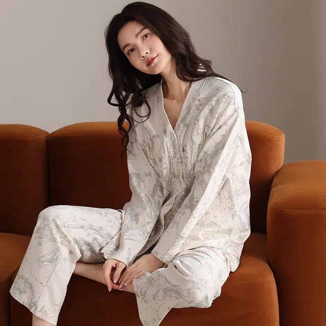 夏芬妍 时尚简约亲肤字母满印纯棉带胸垫开衫家居服舒适休闲长袖长裤可外穿春秋款睡衣套装 女款 浅灰色