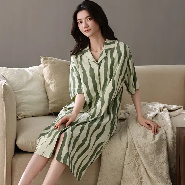 夏芬妍 简约亲肤不规则条纹纯棉开衫家居服舒适休闲短袖翻领时尚可外穿睡裙 女款 绿色