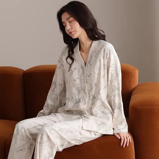 夏芬妍 时尚简约亲肤字母满印纯棉带胸垫开衫家居服舒适休闲长袖长裤可外穿春秋款睡衣套装 女款 浅灰色