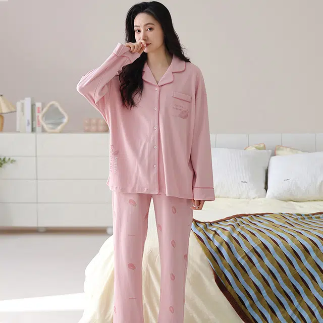 夏芬妍 休闲舒适简约高级感茄子字母印花经典翻领开衫家居服宽松柔软亲肤长袖长裤可外穿睡衣套装 女款 粉色