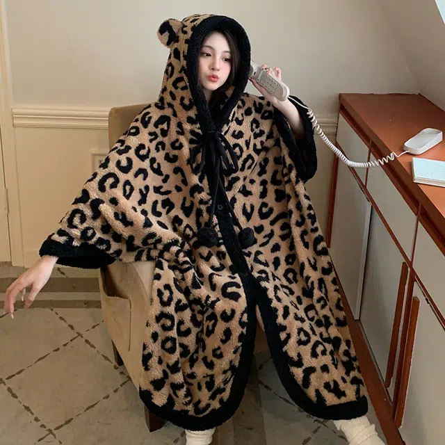 夏芬妍 柔软亲肤时尚豹纹卡通连帽珊瑚绒家居服睡衣加厚保暖长袖可外穿秋冬款睡袍 女款 棕色