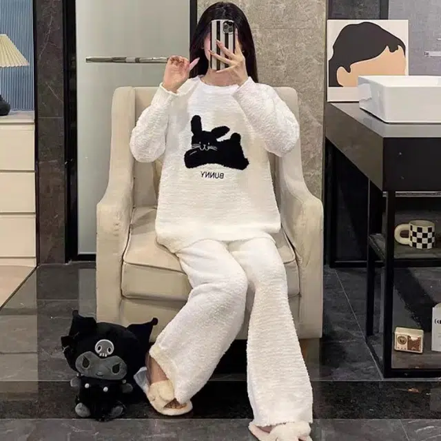 夏芬妍 简约甜美风可爱奔跑小猫咪半边绒圆领家居服加厚亲肤休闲舒适长袖长裤可外穿秋冬款睡衣套装 女款 礼袋装 白色