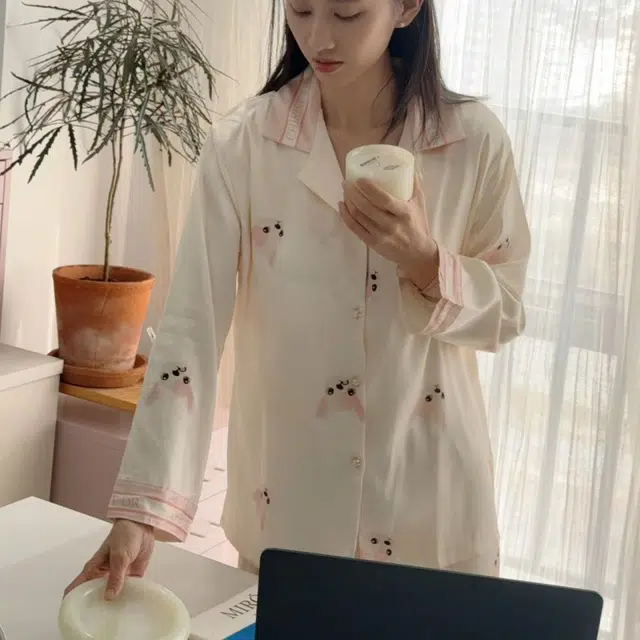 夏芬妍 简约休闲高级感法斗冰丝翻领带胸垫家居服舒适亲肤宽松长袖长裤可外穿睡衣套装 女款 杏色