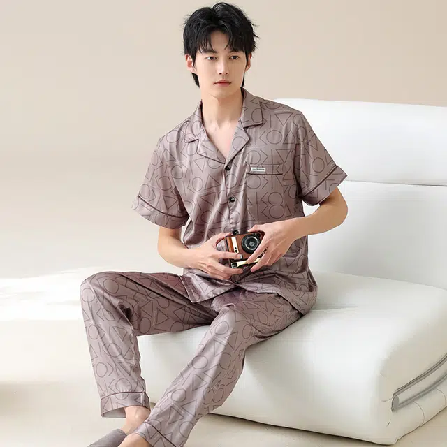 夏芬妍 简约轻柔丝滑微凉感几何图形冰丝翻领开衫家居服亲肤宽松舒适休闲短袖长裤可外穿睡衣套装 男款 棕色
