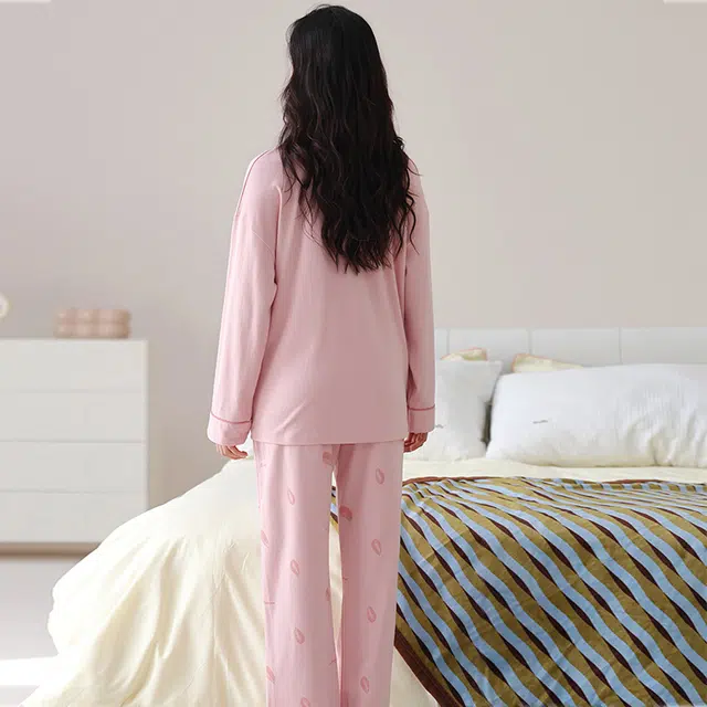 夏芬妍 休闲舒适简约高级感茄子字母印花经典翻领开衫家居服宽松柔软亲肤长袖长裤可外穿睡衣套装 女款 粉色