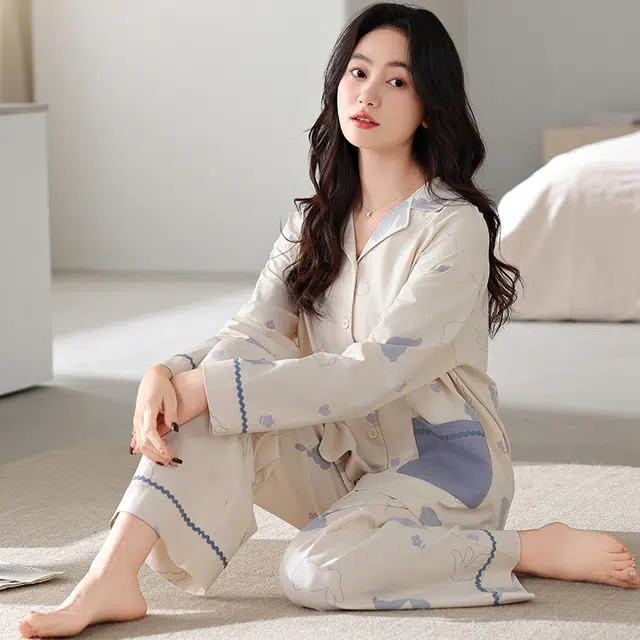 夏芬妍 休闲舒适简约高级感兔子花朵贴袋经典翻领开衫家居服宽松柔软亲肤长袖长裤可外穿睡衣套装 女款 杏色