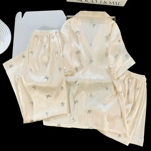 夏芬妍 简约休闲高级感蝴蝶冰丝翻领带胸垫家居服舒适亲肤宽松短袖三件套可外穿睡衣套装 女款 杏色