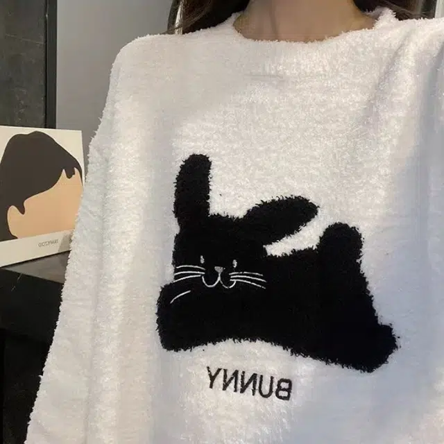 夏芬妍 简约甜美风可爱奔跑小猫咪半边绒圆领家居服加厚亲肤休闲舒适长袖长裤可外穿秋冬款睡衣套装 女款 礼袋装 白色