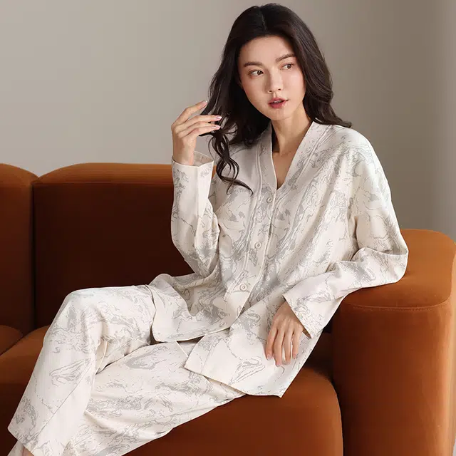 夏芬妍 时尚简约亲肤字母满印纯棉带胸垫开衫家居服舒适休闲长袖长裤可外穿春秋款睡衣套装 女款 浅灰色