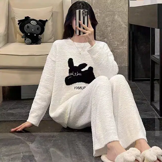 夏芬妍 简约甜美风可爱奔跑小猫咪半边绒圆领家居服加厚亲肤休闲舒适长袖长裤可外穿秋冬款睡衣套装 女款 礼袋装 白色