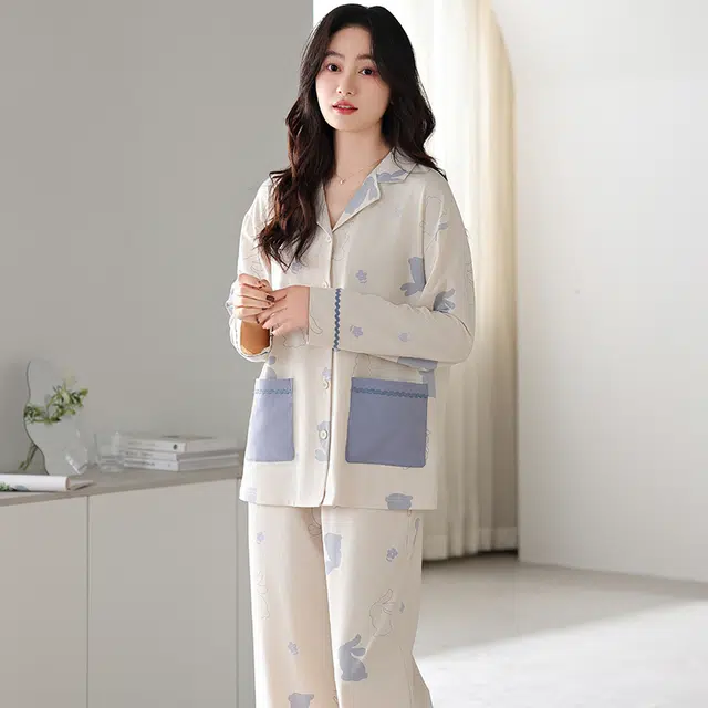 夏芬妍 休闲舒适简约高级感兔子花朵贴袋经典翻领开衫家居服宽松柔软亲肤长袖长裤可外穿睡衣套装 女款 杏色