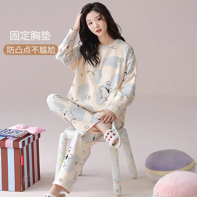 夏芬妍 时尚简约休闲快乐鸭鸭满印带胸垫圆领亲肤舒适长袖长裤可外穿睡衣套装 女款 杏色