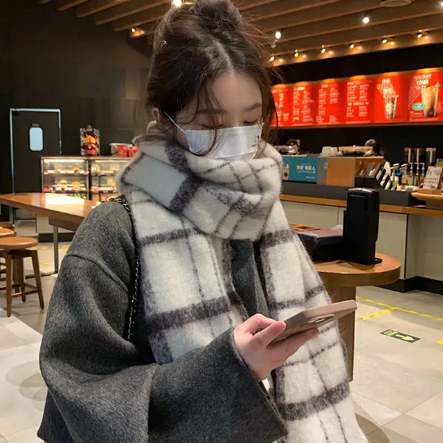 俞兆林 韩版秋冬保暖防寒加厚格纹拼接百搭 绒线围巾  女款