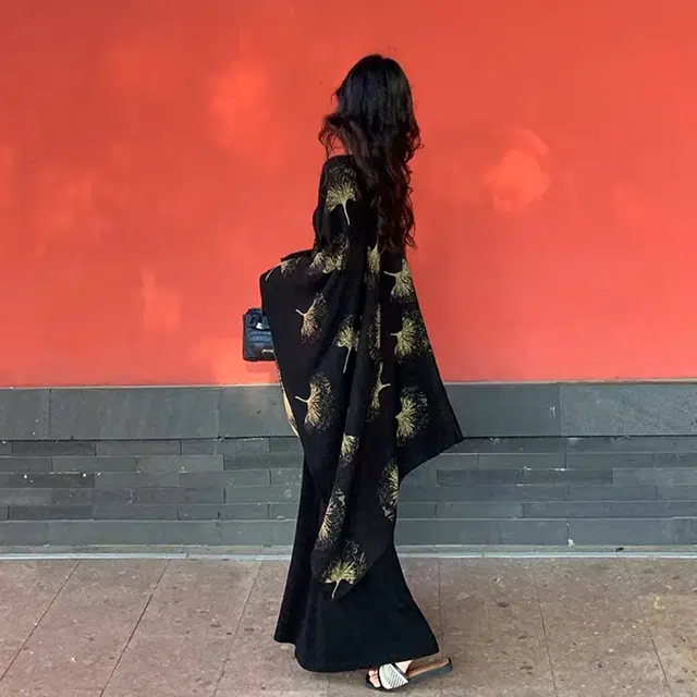 【氛围感穿搭】 俞兆林 银杏叶轻奢高级感旅游外搭秋冬季露营旅行出片必备围巾 聚酯纤维 披肩 女款