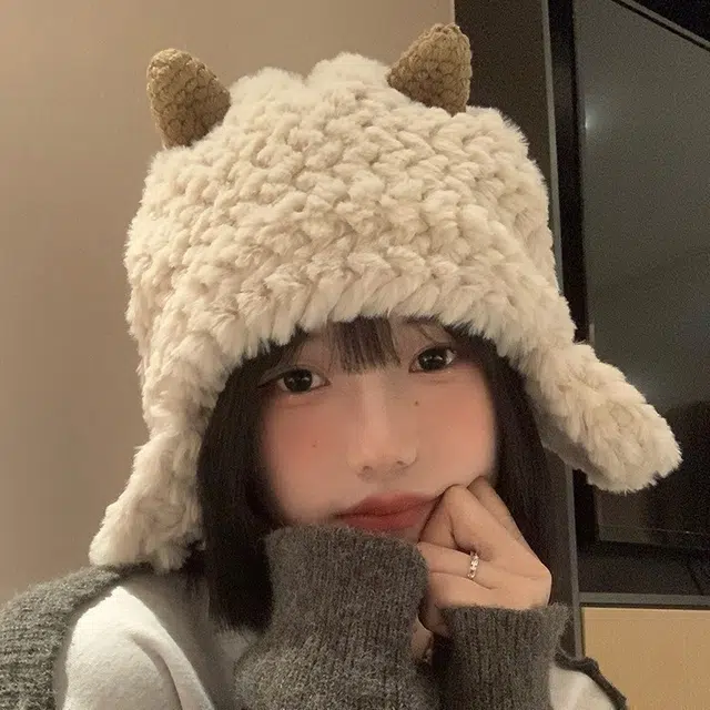 俞兆林 韩版纯色可爱小羊保暖加厚护耳显脸小 腈纶 绒线帽 女款