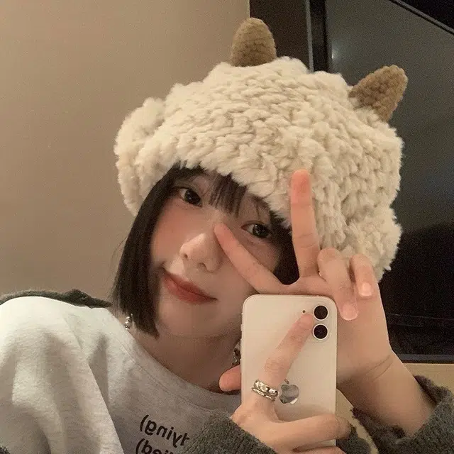 俞兆林 韩版纯色可爱小羊保暖加厚护耳显脸小 腈纶 绒线帽 女款
