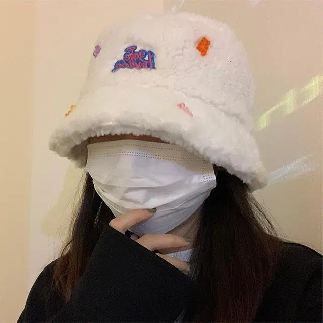 俞兆林 小熊街头彩色保暖韩版字母刺绣盆帽  毛绒 渔夫帽 男女同款情侣款