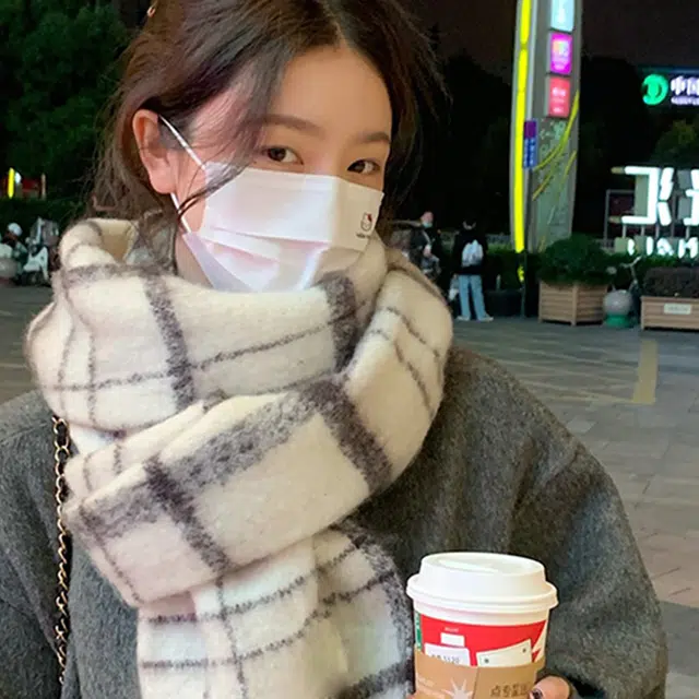 俞兆林 韩版秋冬保暖防寒加厚格纹拼接百搭 绒线围巾  女款