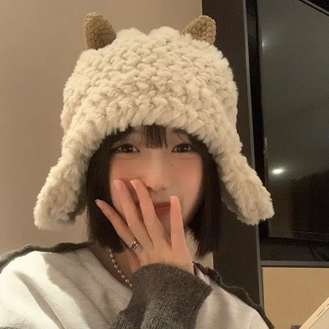 俞兆林 韩版纯色可爱小羊保暖加厚护耳显脸小 腈纶 绒线帽 女款