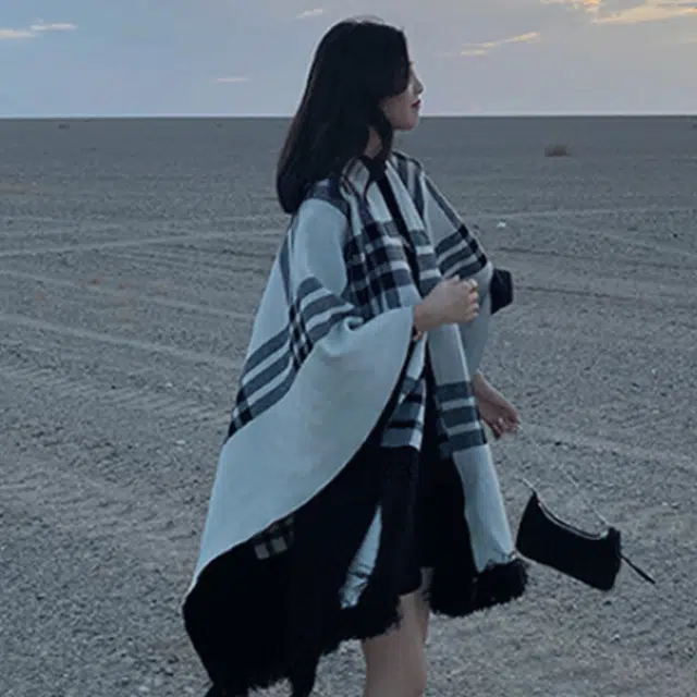 俞兆林  韩版慵懒黑白格纹百搭皮带扣开叉大 披肩  女款