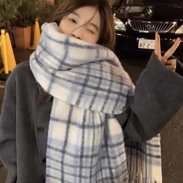 俞兆林 超显白蓝白格纹流苏保暖百搭加厚长款 礼盒装 聚酯纤维 绒线围巾 男女同款情侣款