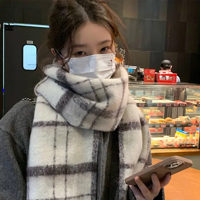俞兆林 韩版秋冬保暖防寒加厚格纹拼接百搭 绒线围巾  女款