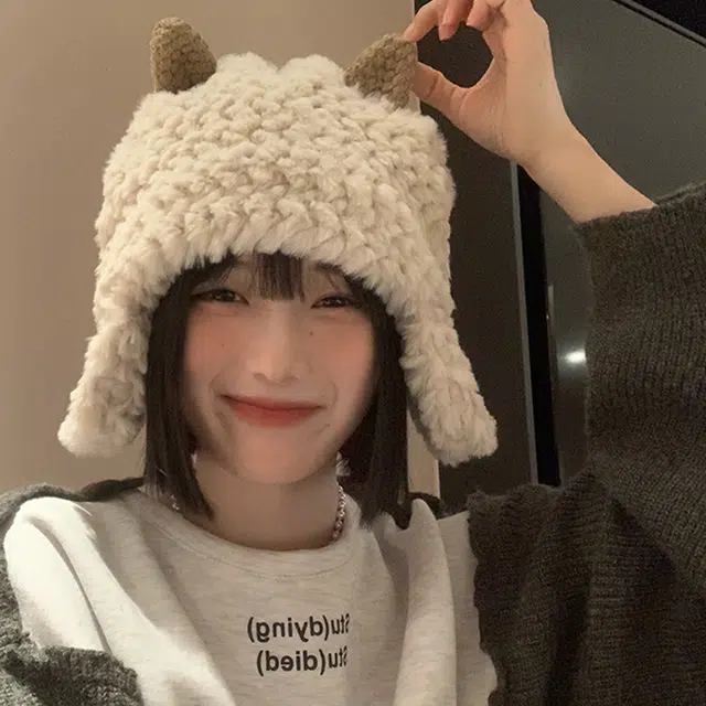 俞兆林 韩版纯色可爱小羊保暖加厚护耳显脸小 腈纶 绒线帽 女款