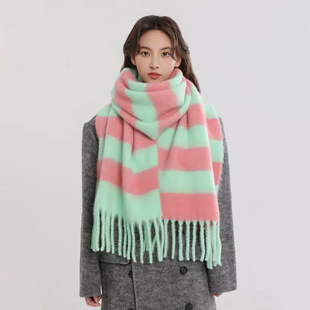 俞兆林 多巴胺显白亮色保暖时尚围脖柔软保暖 礼盒装 聚酯纤维 绒线围巾 男女同款情侣款