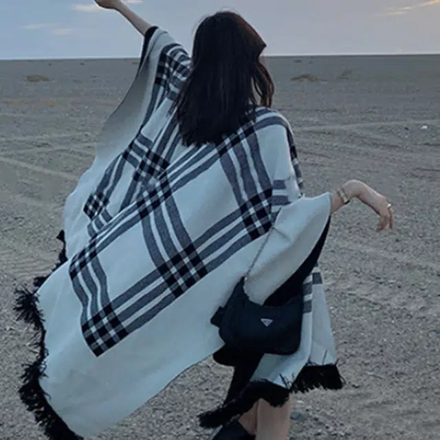 俞兆林  韩版慵懒黑白格纹百搭皮带扣开叉大 披肩  女款