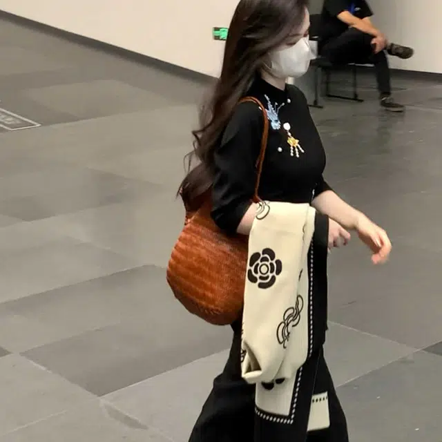 俞兆林 法式小香风山茶花秋冬高级感百搭双面披肩  绒线围巾  男女同款情侣款